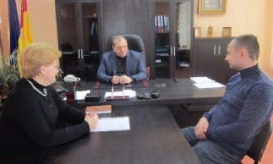 Голова районної державної адміністрації О.Голімбієвський запросив на прийом лікаря – інтерна (хірурга) Гаразду Михайла Зіновійовича