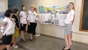 Архівний відділ райдержадміністрації презентував стенд - виставку архівних документів, присвячений Дню незалежності України «Моя Україна – єдина країна».
