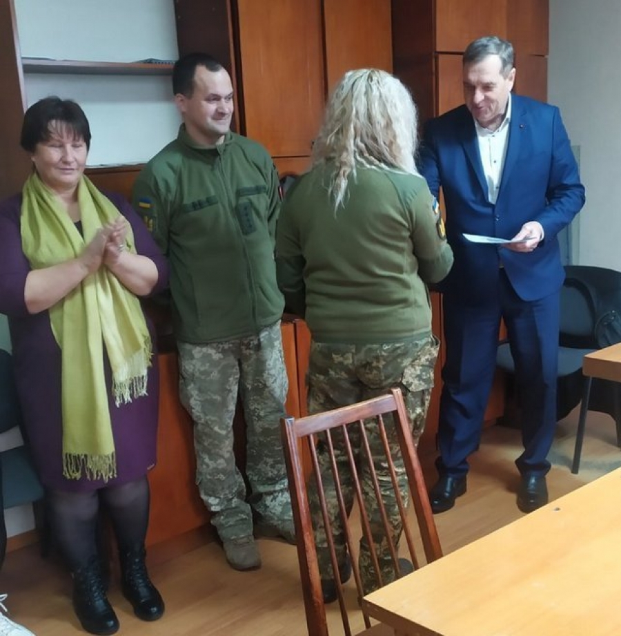 Перший заступник голови Голованівської районної державної адміністрації Михайло Копієвський  вручив нагороди до Дня Збройних Сил України