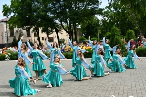 Нам літо знов щиро всміхається