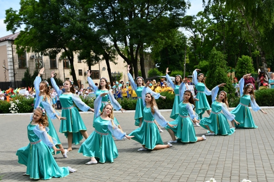 Нам літо знов щиро всміхається
