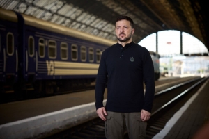 Люди втратили дім, але не втратили України в собі: Зеленський привітав українців з Днем Конституції