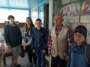 фахівці районного центру соціальних служб для сім'ї, дітей та молоді із залученням учнів-волонтерів Голованівського ліцею імені Т.Г. Шевченка завітали до ветеранів Другої світової війни, які проживають у смт Голованівськ.
