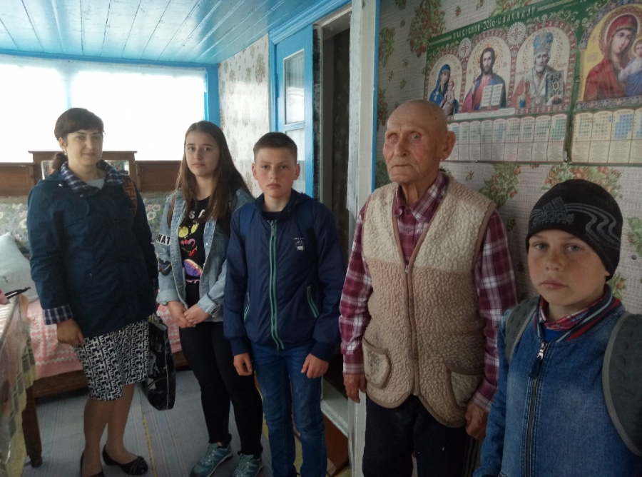 фахівці районного центру соціальних служб для сім'ї, дітей та молоді із залученням учнів-волонтерів Голованівського ліцею імені Т.Г. Шевченка завітали до ветеранів Другої світової війни, які проживають у смт Голованівськ.